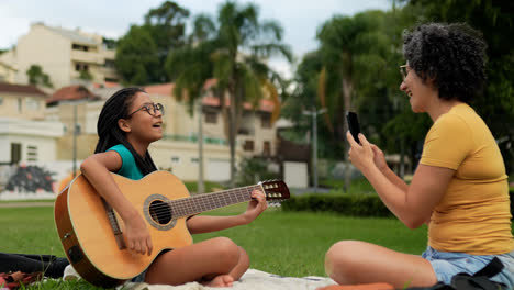 Mädchen-Spielt-Gitarre-Im-Park